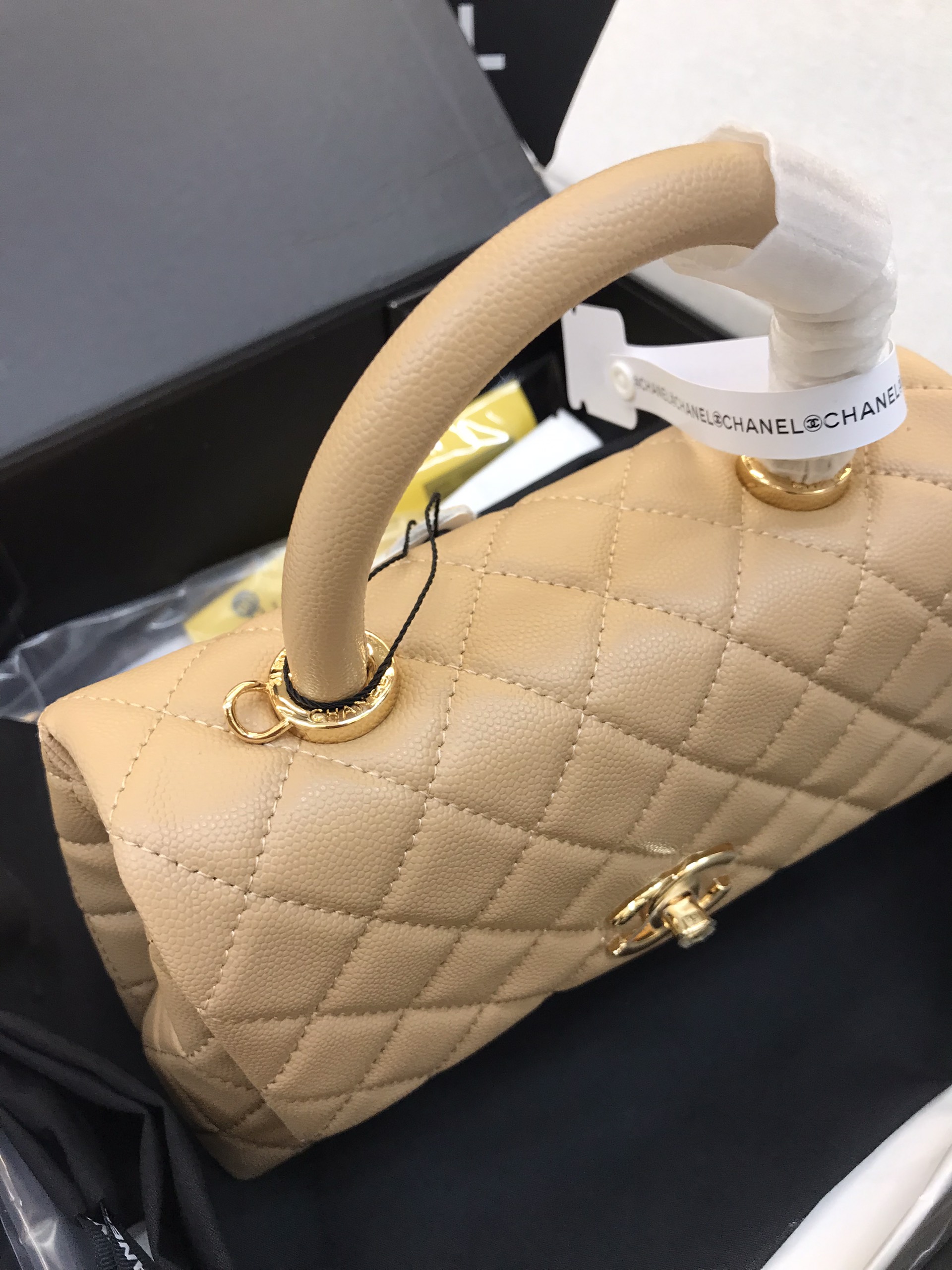 Túi Xách Chanel Coco Super Màu Kem Đậm Khóa Vàng Size 23cm